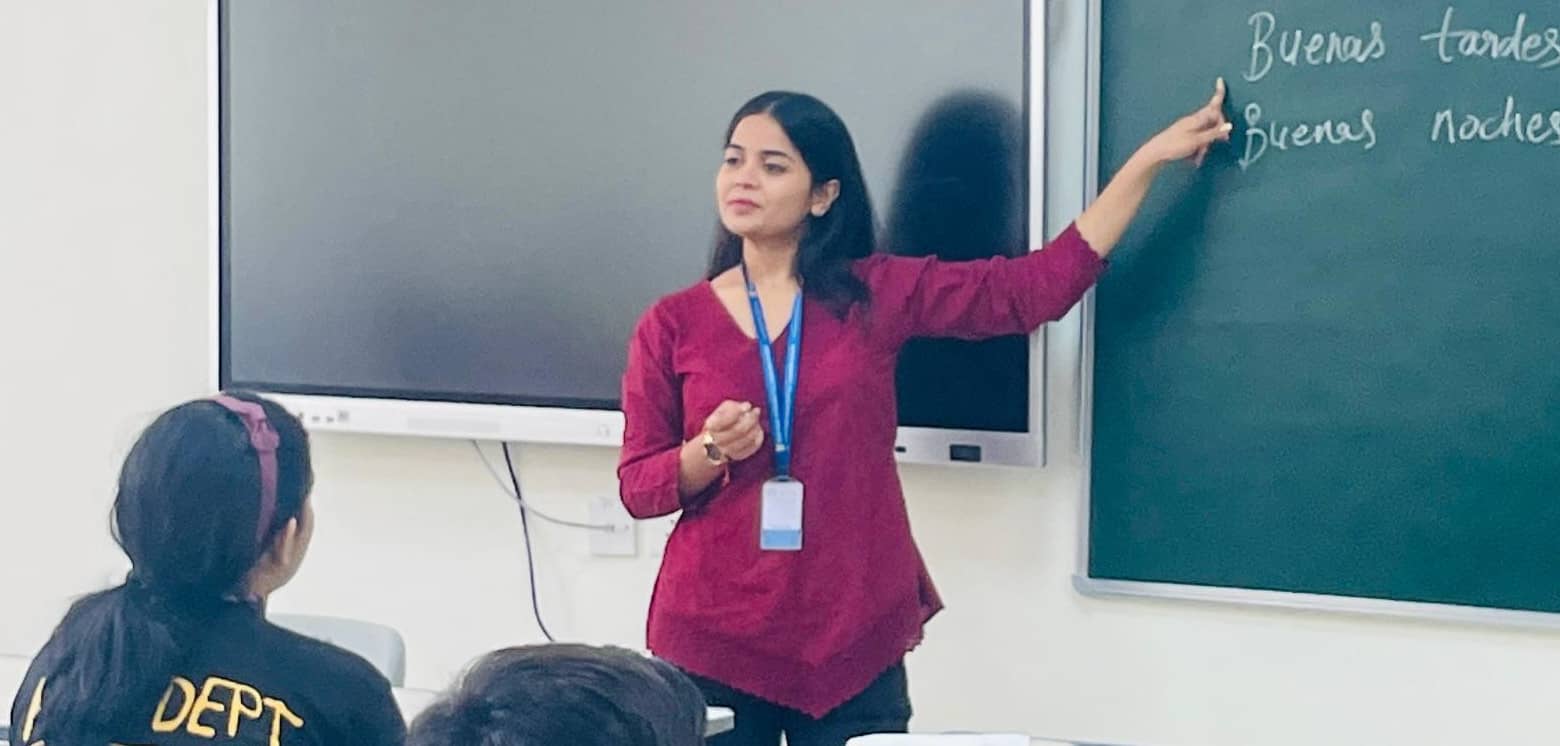 Neha, Founder and Lead Instructor at Linguavida Academy, taking a Spanish class