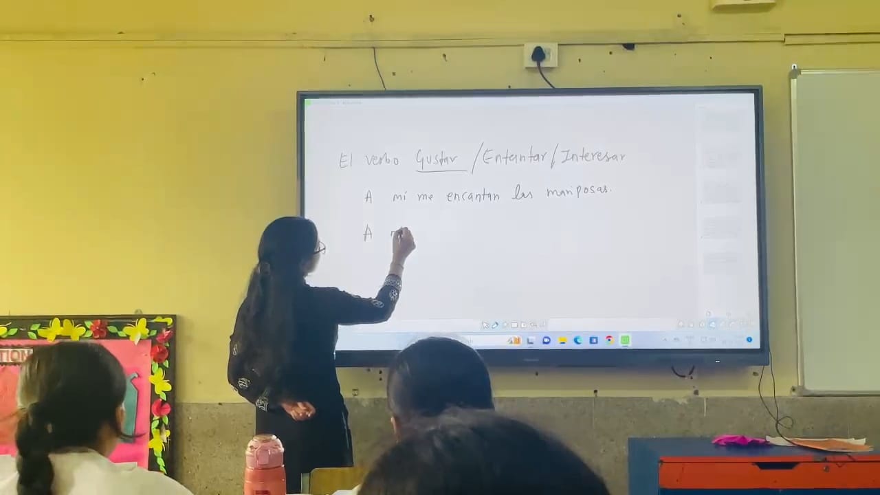 Students learning Spanish vocabulary through games at Sadhu Vaswani International School, Delhi